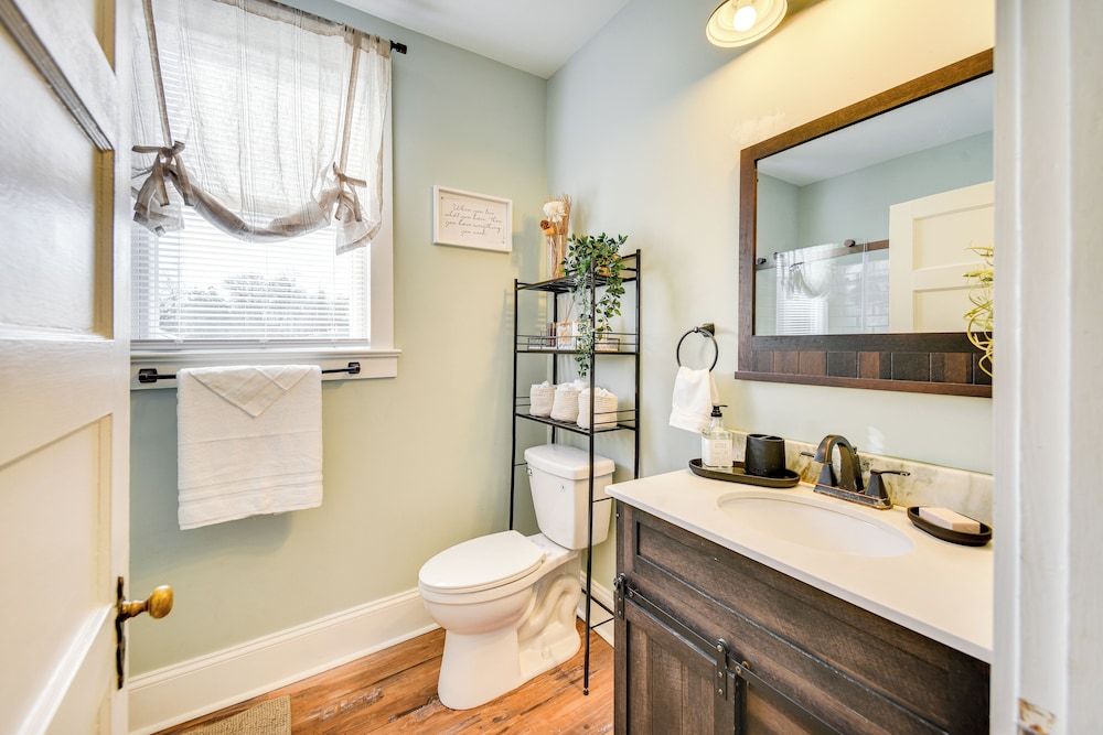 Family-friendly Main St Gloucester Apt w/ Balcony!
