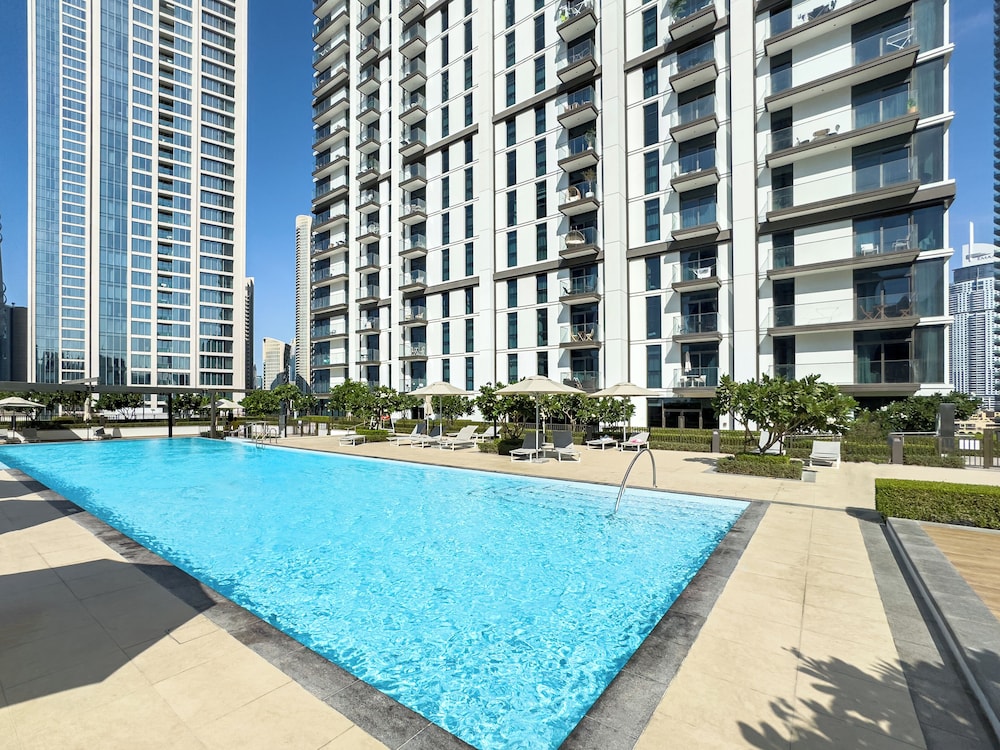 Delujo Stays – Burj Crown Collection