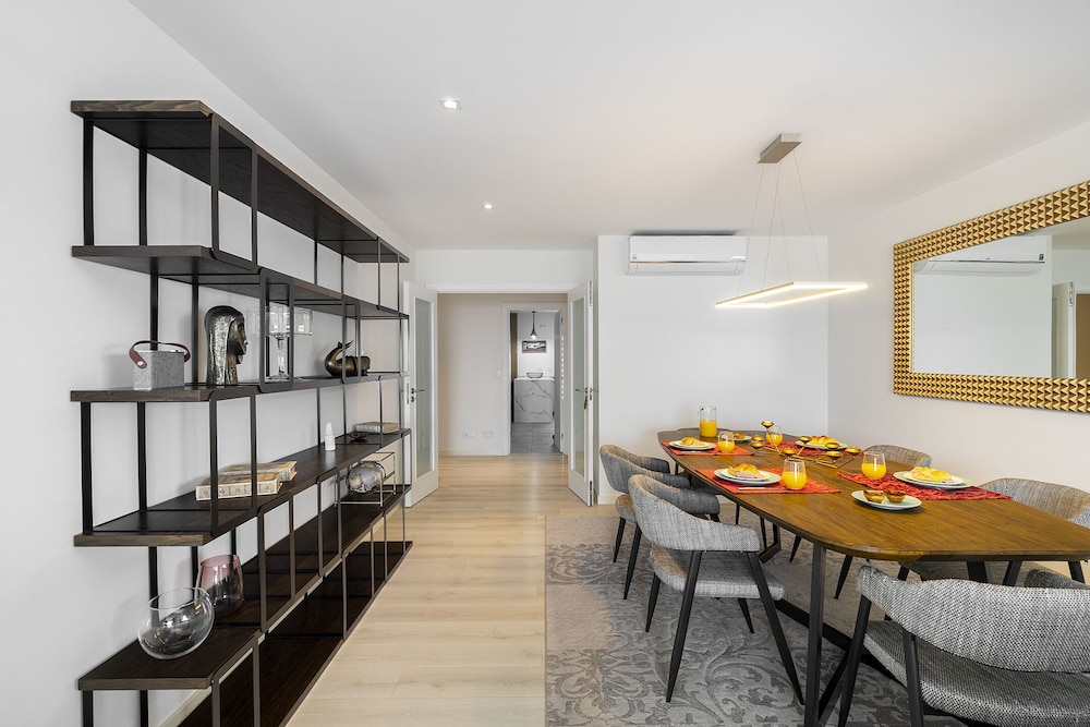 Family Condo: Urban Retreat W/Parking, Ac, Elevator In Great Location