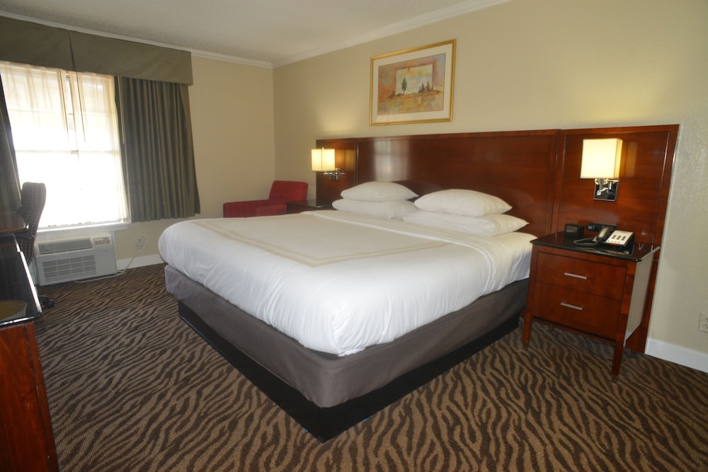 Hometown Inn & Suites
