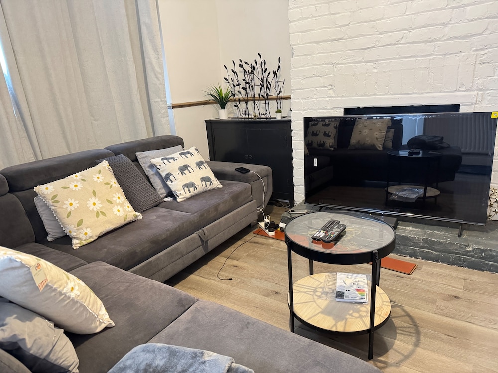 Manchester - House - Sleeps 6 - Parking - Garden