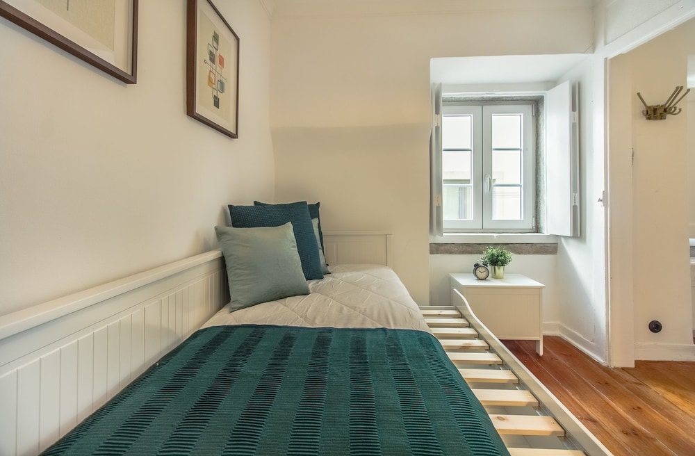 Unique and Stylish Flat in Historic Lisbon view 3