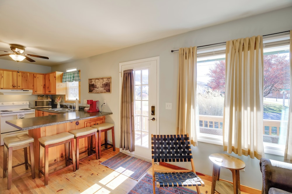 < 1/2 Mi to Damascus Town Park: Cozy Cabin w/ Deck