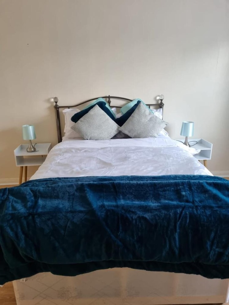 Captivating 2-bed Apartment in Belvedere view 2