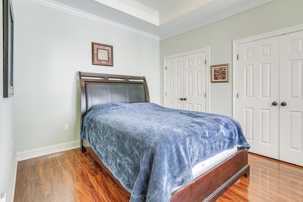 Easy Access to I-10: Family Home in Prairieville!