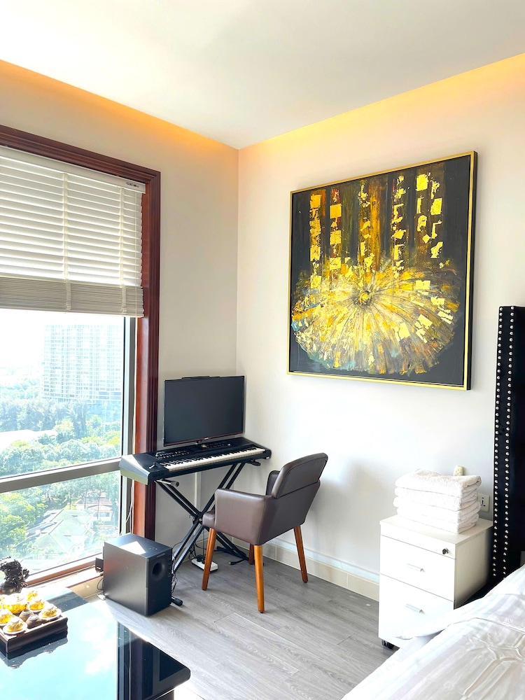 Diamond Suite Golden King