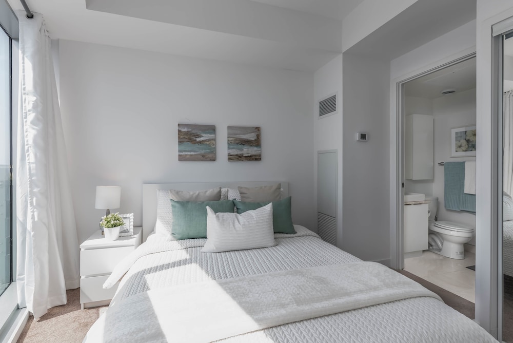 Elegant condo with stunning lake & views - Image 4