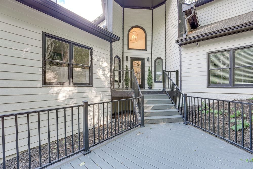 Hot Tub, Decks & 2 Kitchens: Mtn-view Jasper Gem!