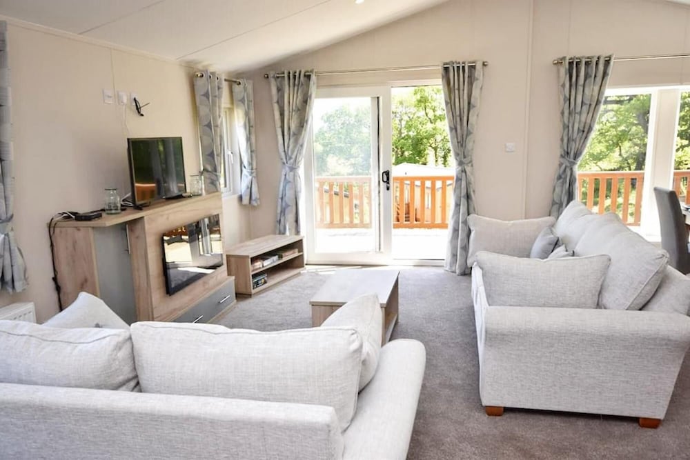 E7 Roebeck Country Park Immaculate Lodge view 3