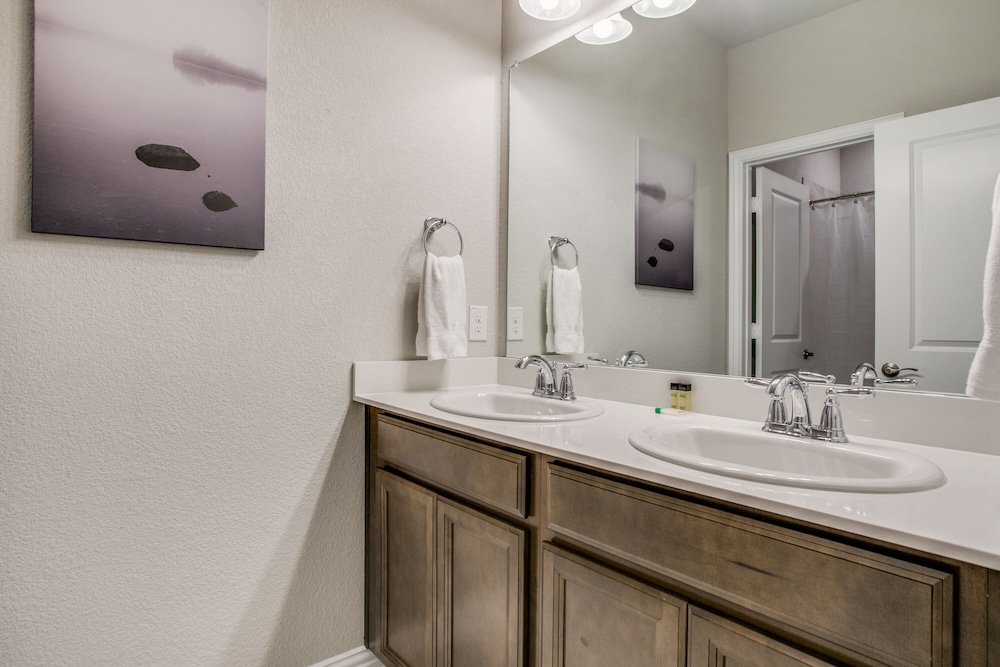 Beautiful furnished 3 bedroom Allen Home - Property Image 5