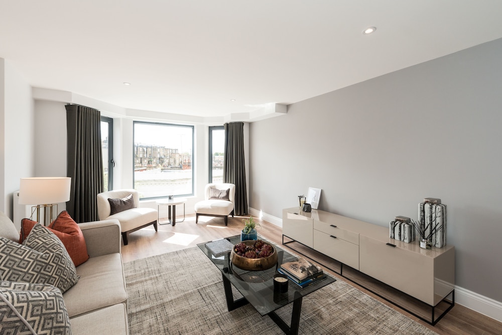 The Carlyle - Elegant Serviced Apartments