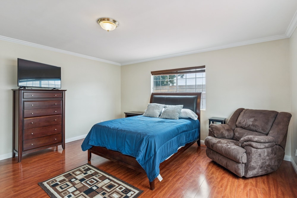 Russell House Near Hollywood & Griffith Park 3 Bedroom Home