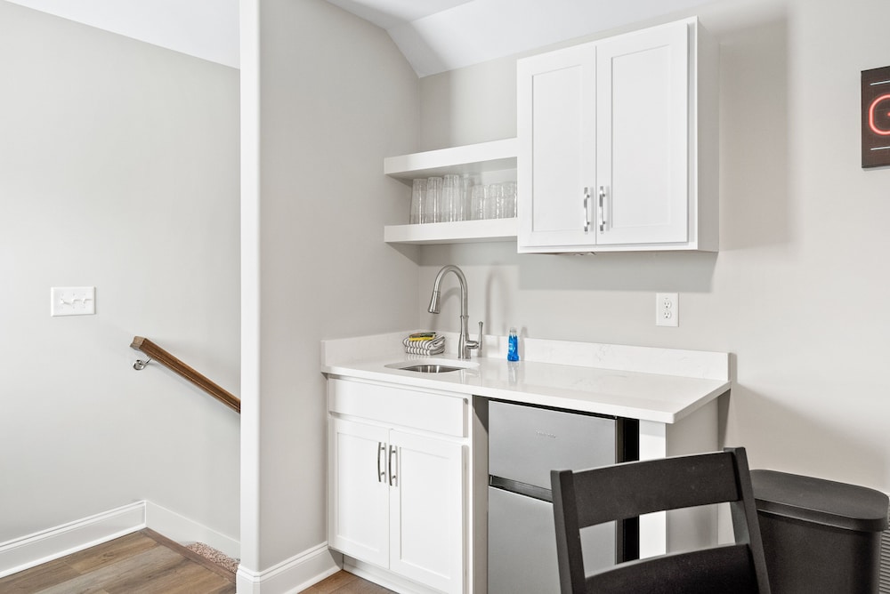 Adam's Downtown Retreat w/ Rooftop Access