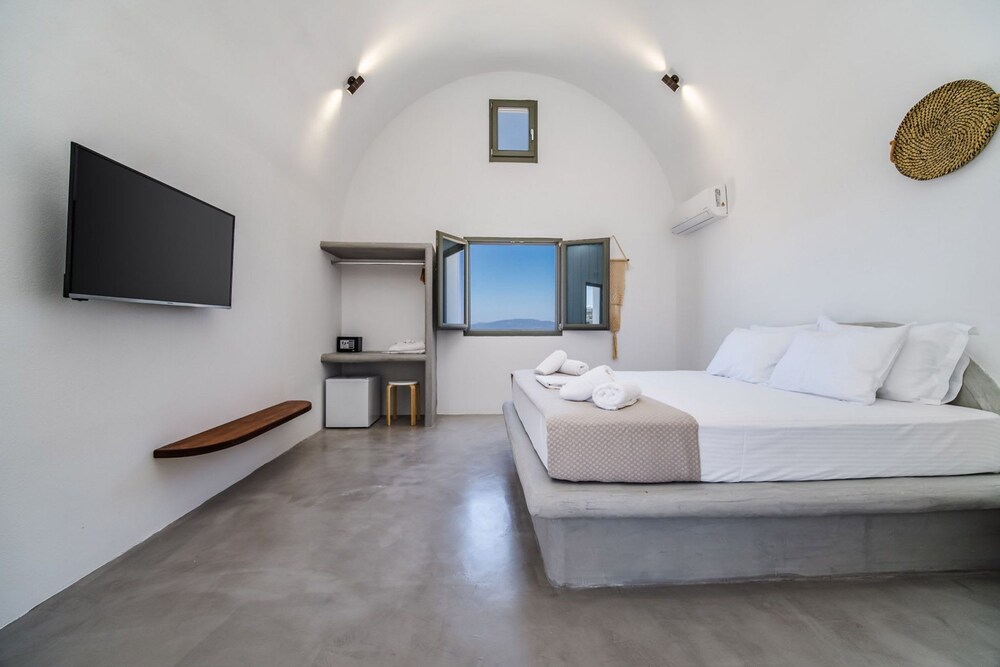 Amethyst Luxury Suites - Oia Junior Suite