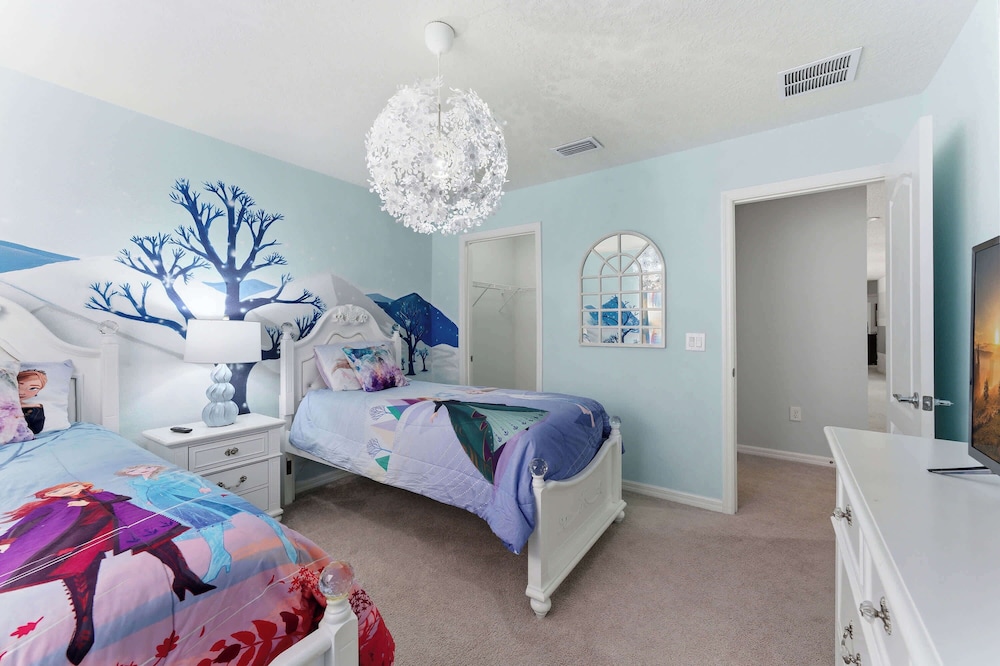 Family 6BR Home, Pool & Game Room