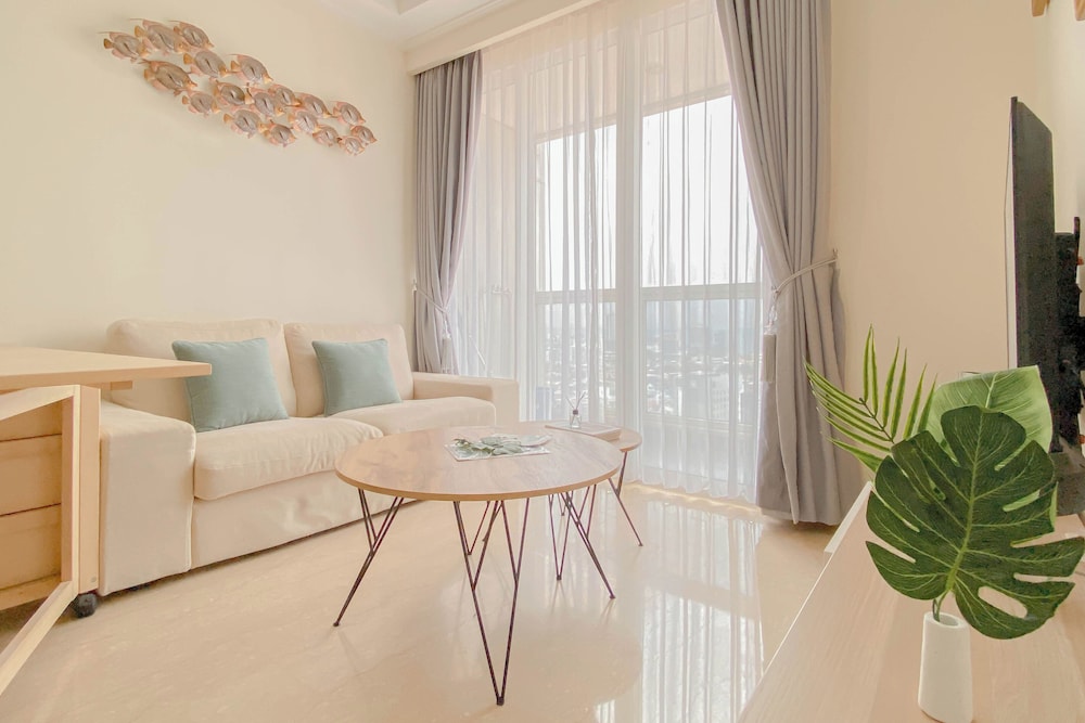 Big and Cozy 1BR with Working Room Menteng Park Apartment