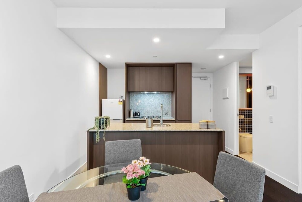 A Cozy Apt, Only a 5-min Walk to Victoria Market