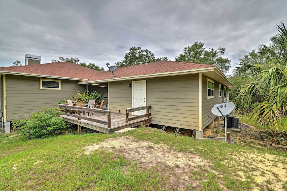 Crystal River Cottage on 1 Acre w/ Deck & Porch! view 4