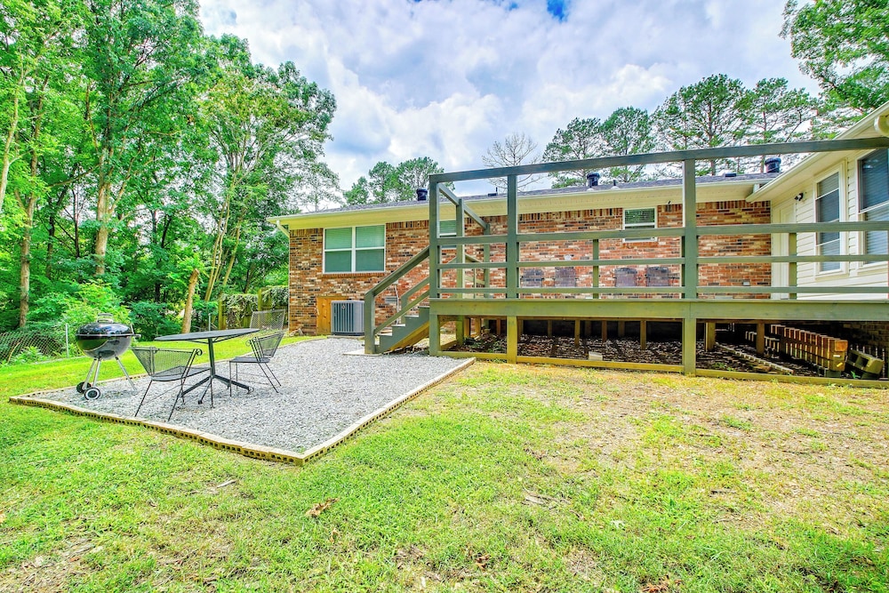 6 Mi to Dtwn: Hot Springs Abode w/ Yard!