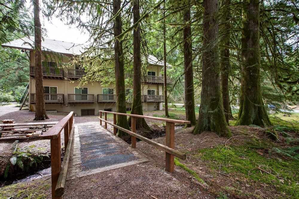 37sll - Economical - Convenient - Kitchenette - Sleeps 2 1 Bedroom Condo by Redawning view 4