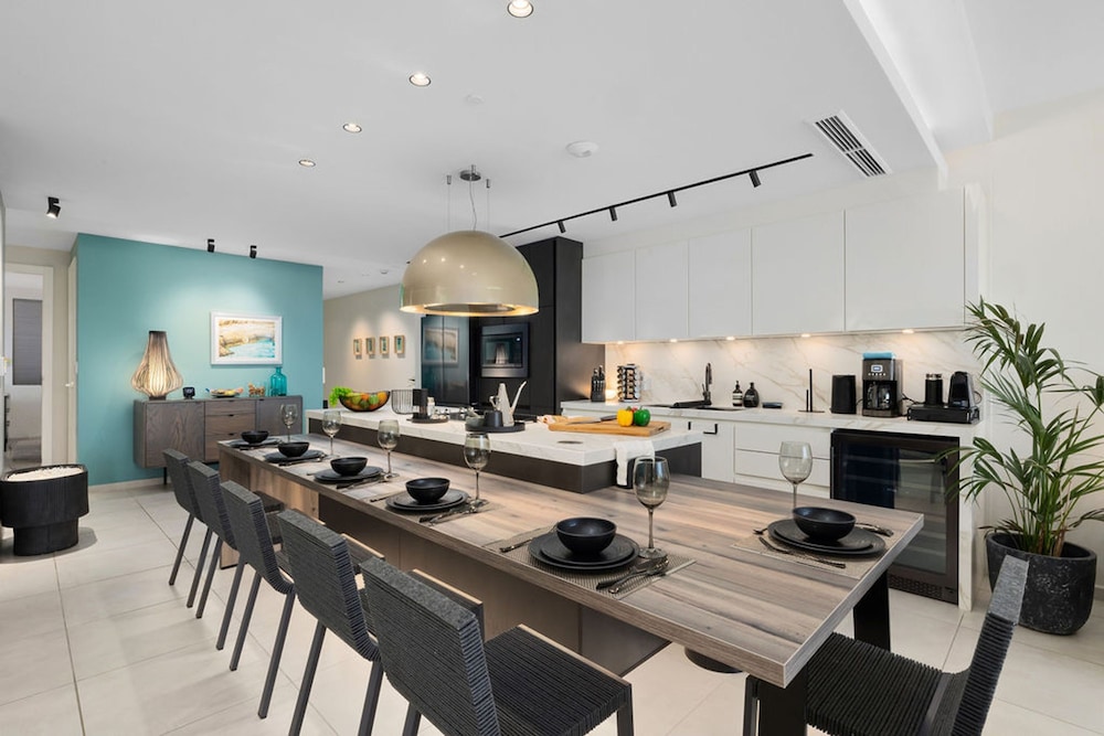 Beachfront Luxury NEW 3br2 5BA Condo Eagle Beach