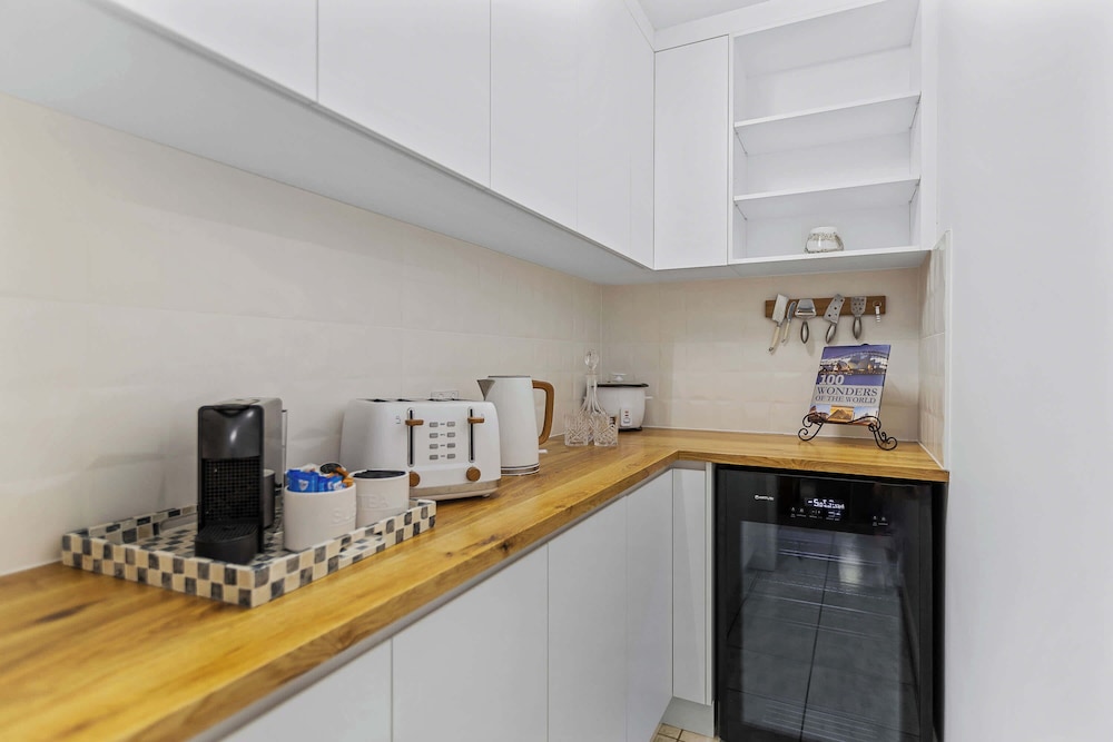 Rainforest Reef Retreat - Esplanade Ground-floor Apartment
