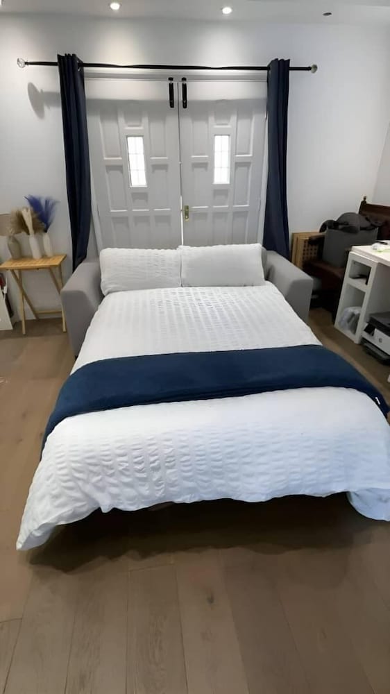 SUPERB SNUG studio sleeps 2 south london