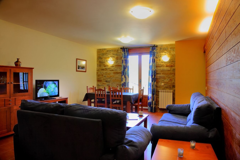 Casas Pirineo Aínsa: Historic Palace & Garden