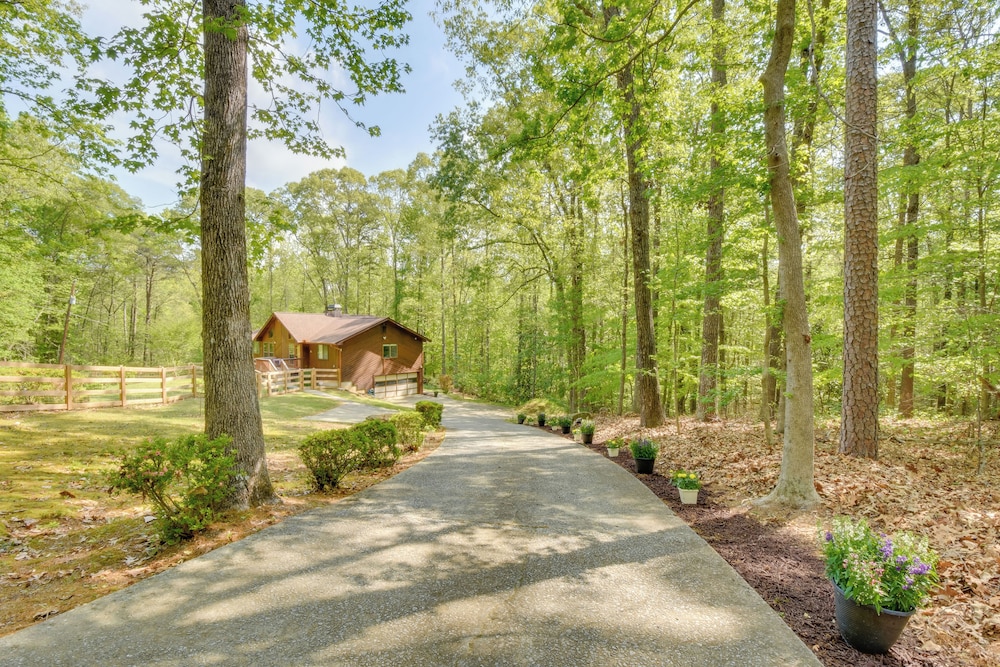2 Mi to Toccoa Falls: Cozy Getaway w/ Fire Pit!