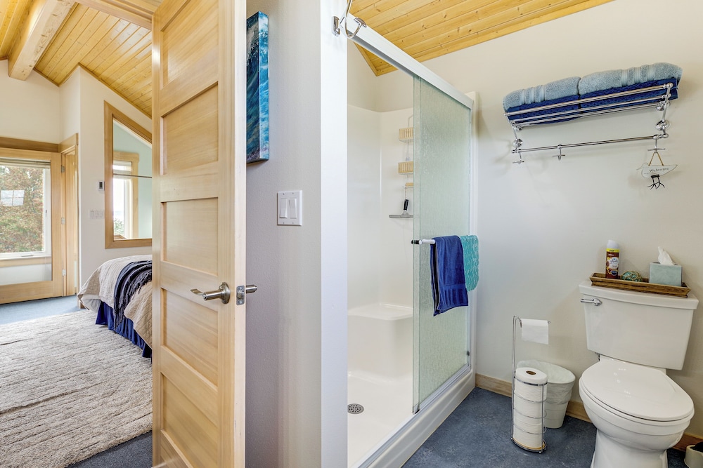 Steps to Beach: Home w/ Hot Tub in Oak Harbor!