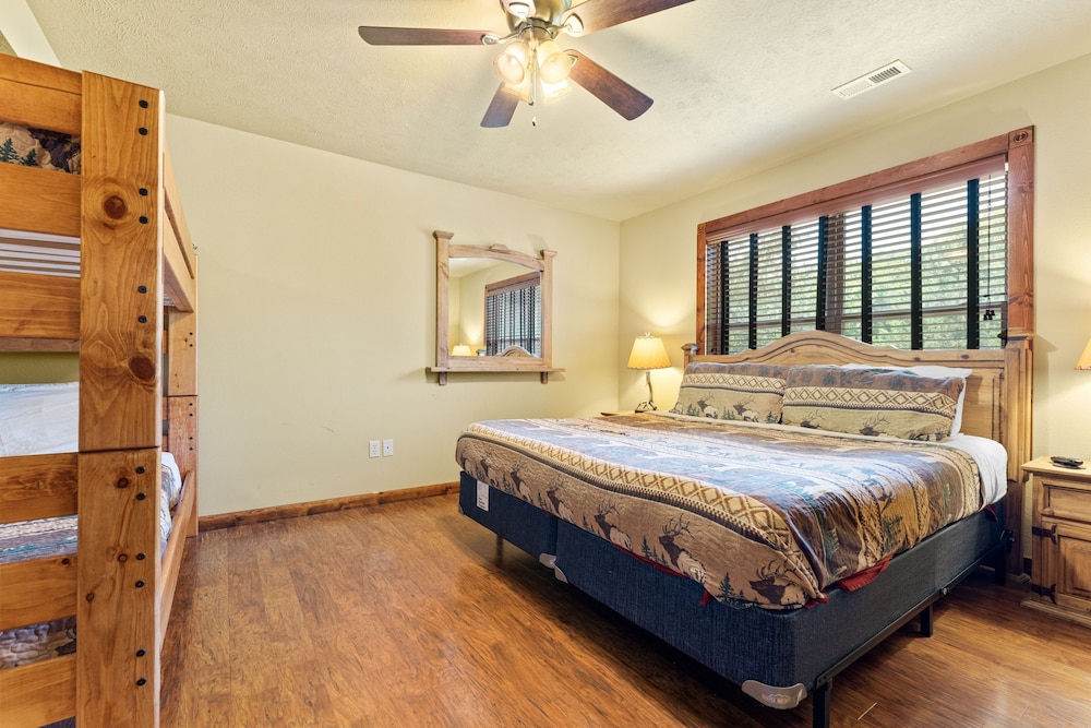 Timeless Memories Lodge 6 Bedroom Cabin by RedAwning