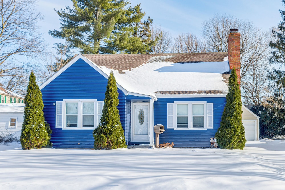 3 Mi to Hospitals: Inviting Rockford Home w/ Yard!