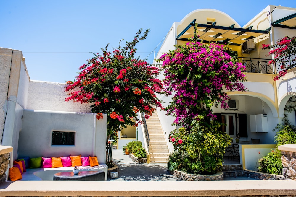 Cheap Hotels that Have Great Ratings and Reviews in Greek Islands