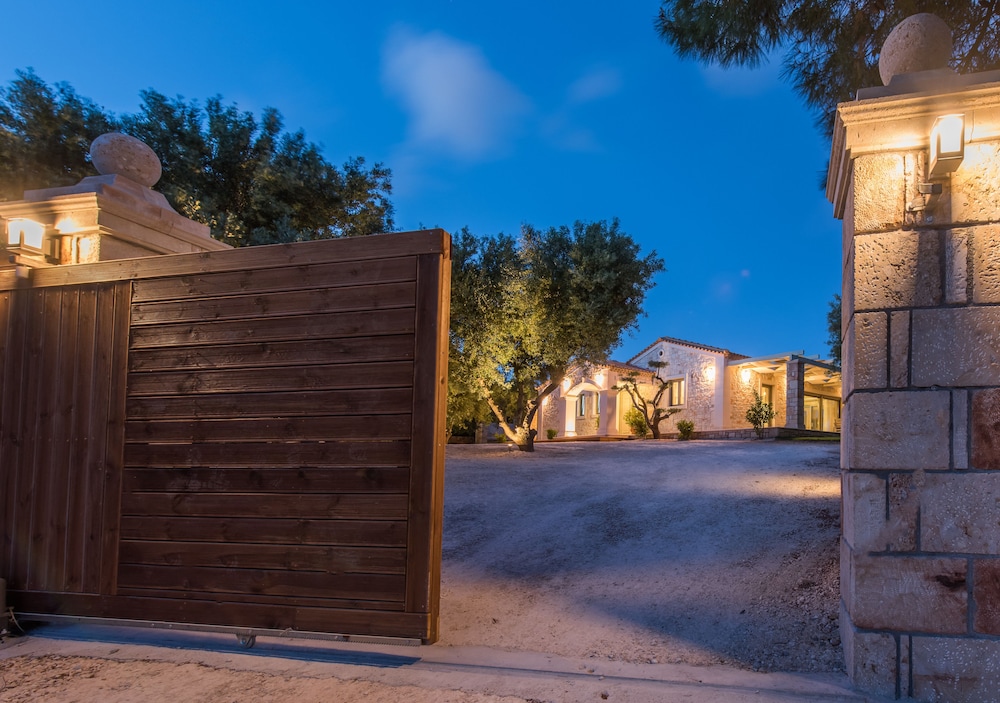 Artina Luxury Villa