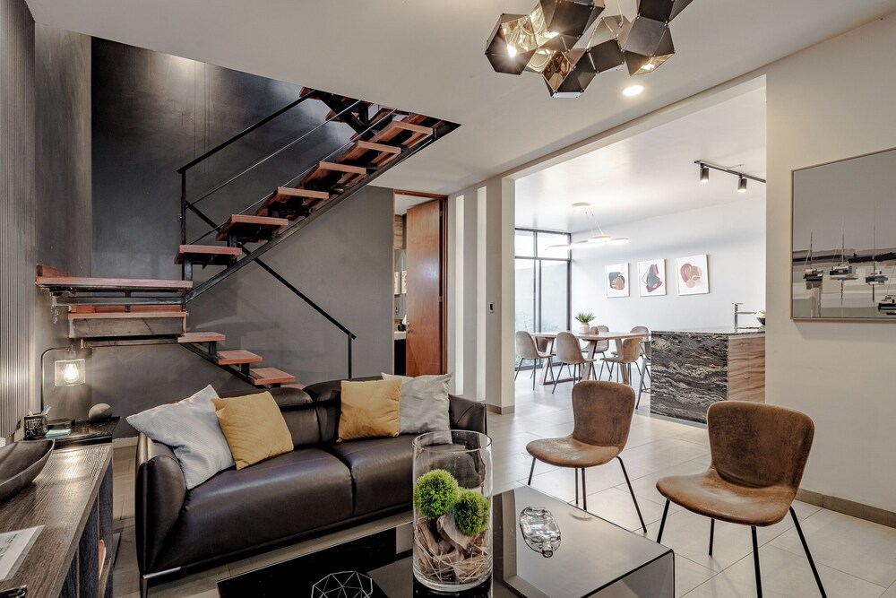 Luxurious 5-bedroom House With Air-conditioning & Private Rooftop in Juriquilla