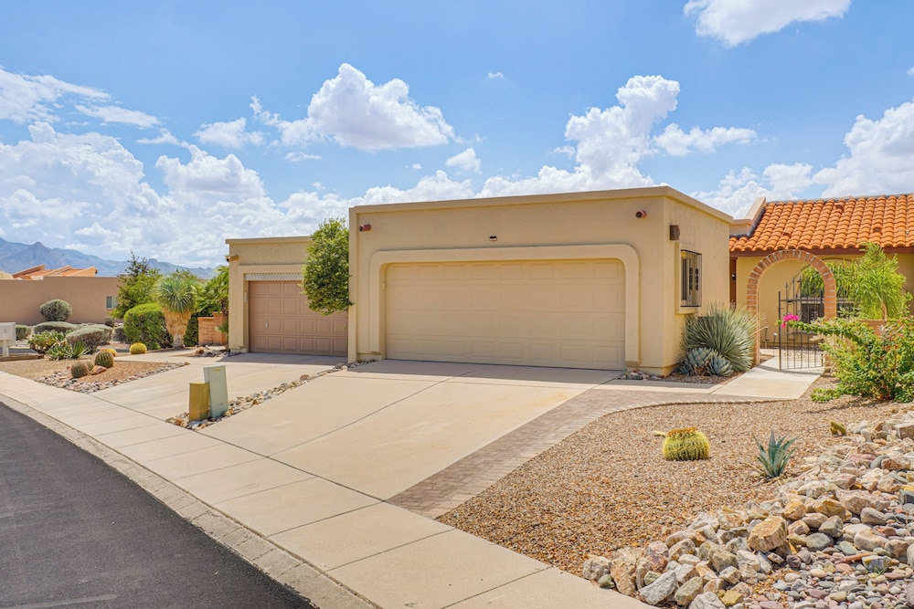 Quiet Townhome w/ Mountain Views in Green Valley
