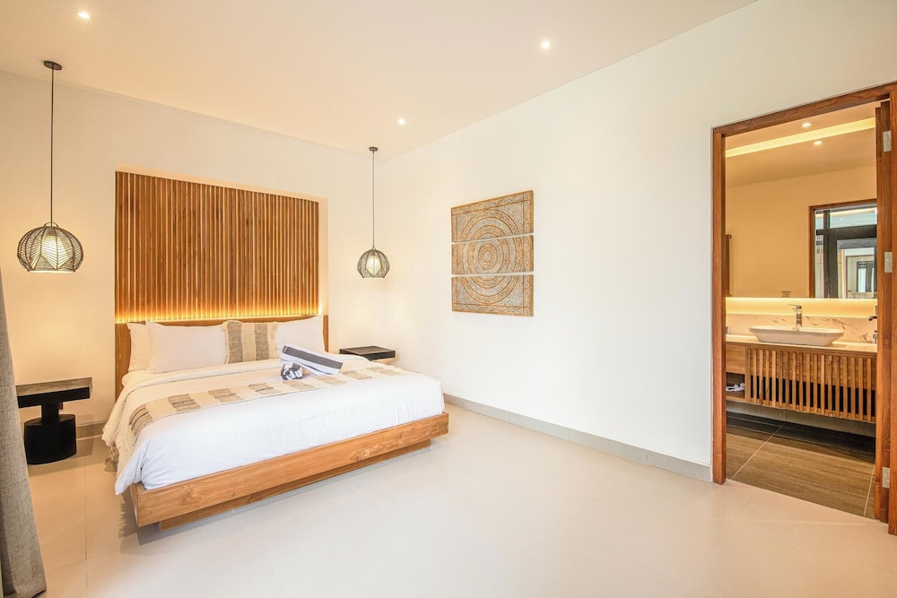 Elegant 6BR Canggu Retreat Just 400m to the Ocean