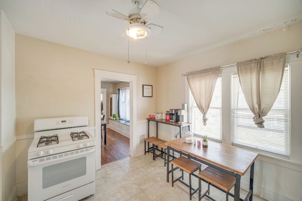 2 Mi to Zoo: Charming Apt w/ Balcony in Cleveland