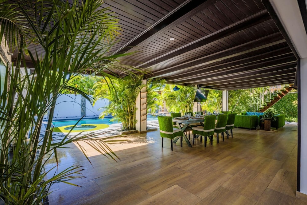 Private Retreat w 5 BR Spa Pool Jacuzzi