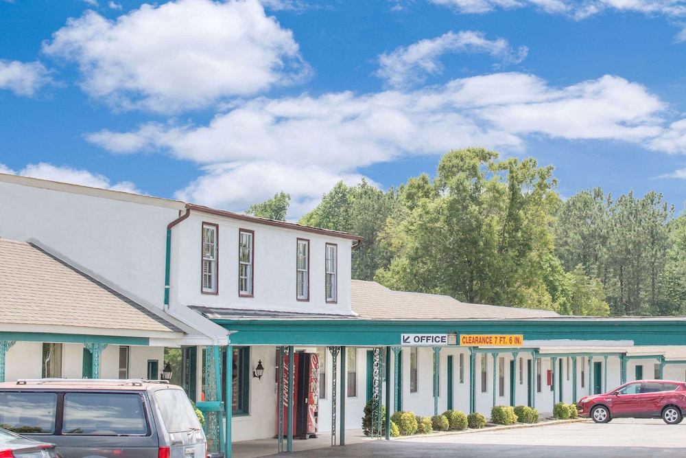 Emporia Vacations - Knights Inn Emporia - Property Image 2