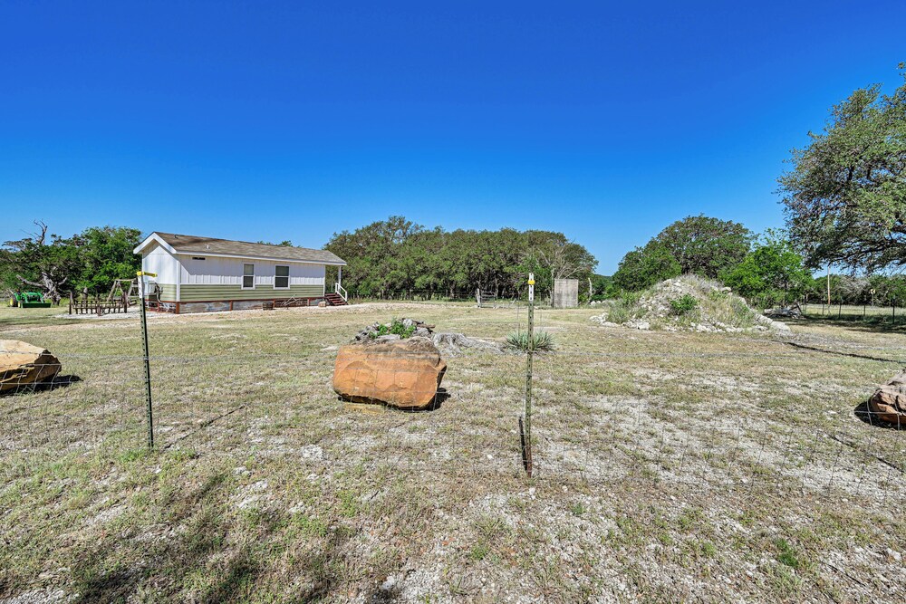 6 Mi to Topsey Exotic Ranch: Retreat on 12 Acres!