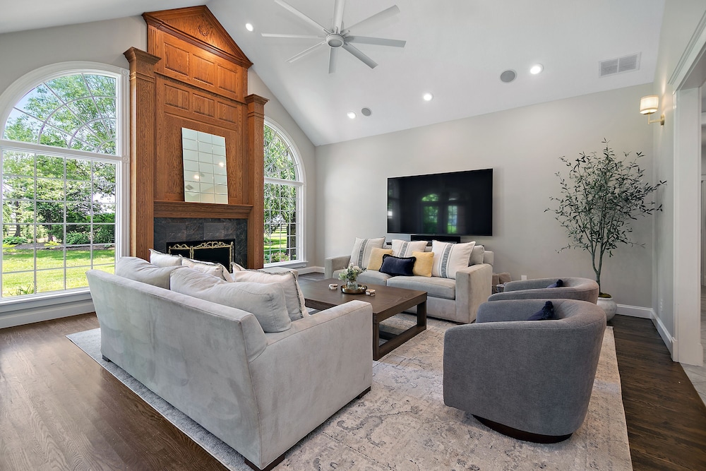 Private Riverbank 27-acre Estate 1 hr From Chicago