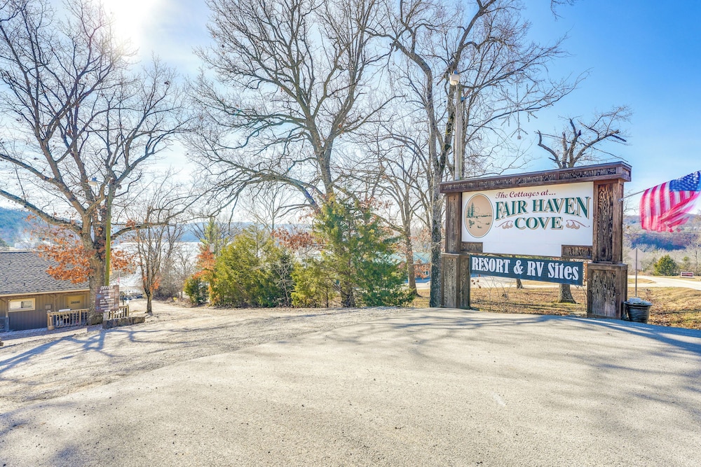 Cozy Table Rock Lake 'boathouse' w/ Pool Access
