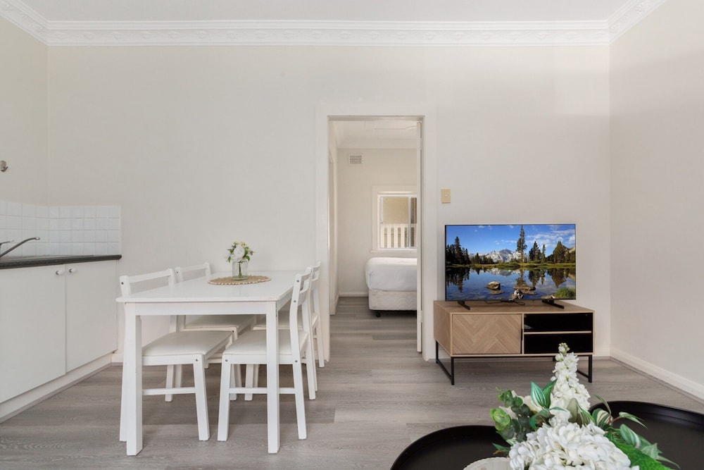 Chic 1-bed Retreat Near Shops & Beach