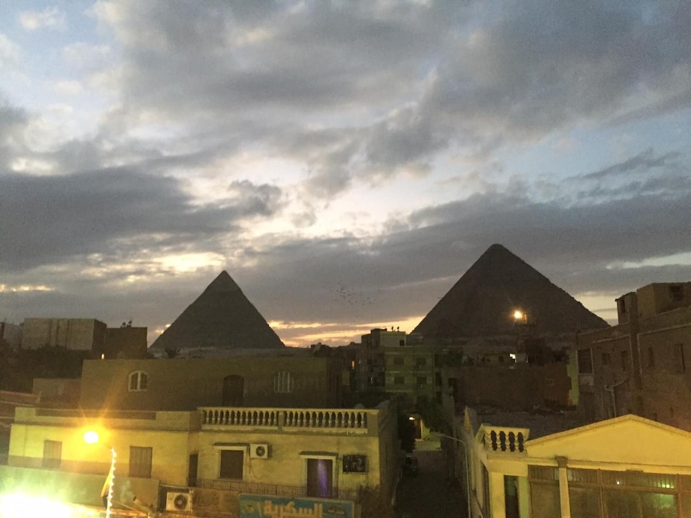 The Pyramids Inn Cheops