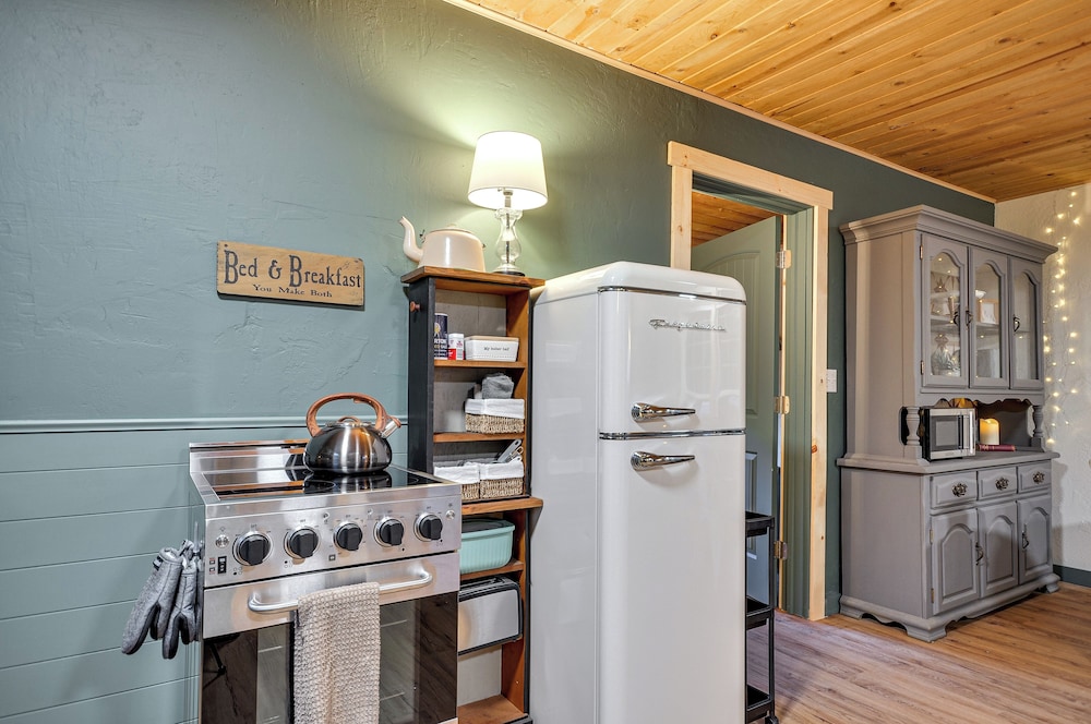 Hike, Ski & Explore: Rhododendron Forest Retreat!