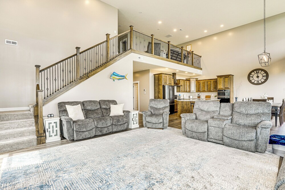 2 Mi to Lewis and Clark Lake: Spacious Getaway