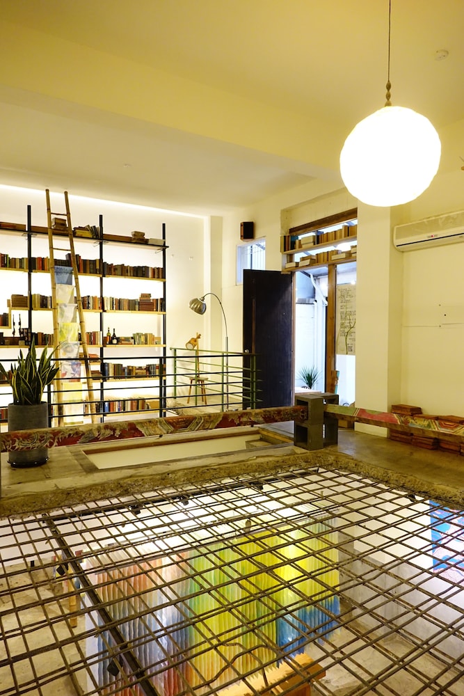 CaoJi Book inn Hostel