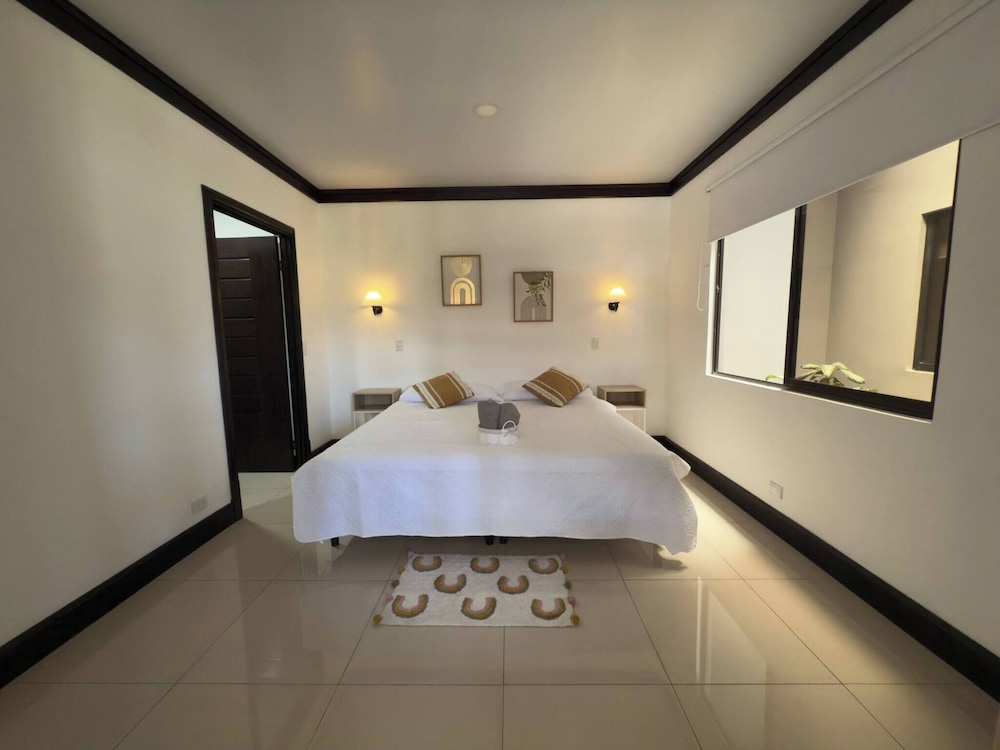 Fully Equipped 3 Beds 2 Cars 20-min Airport