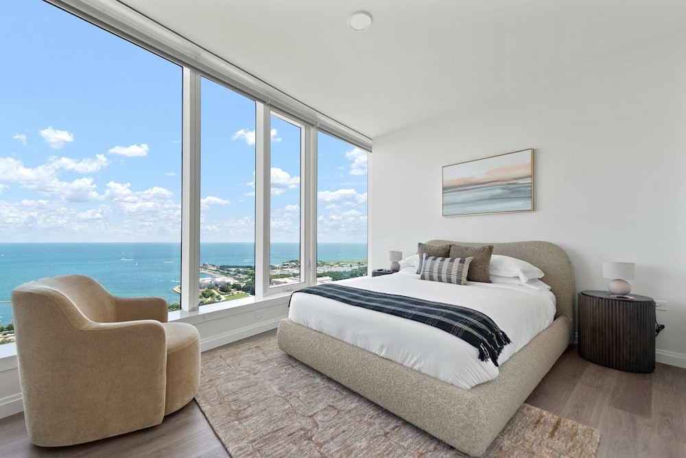 43 Fl World-class Escape w Breathtaking Lake Views